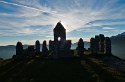 85 Il tempietto in controluce verso il tramonto